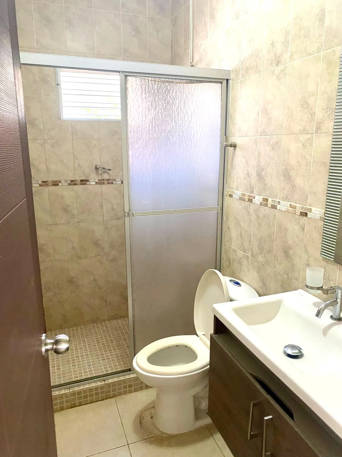 Se vende amplia hermosa casa céntrica, calle tranquila en Paseo del Rio, Penonome, Coclé — foto 7